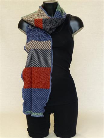 Halstørklæde strikket i merinould. Blå og rødorange farver.