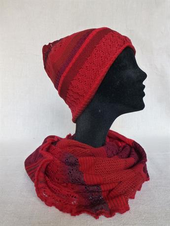 Hue strikket i merino uld rød rubin