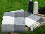 Plaid af vævet skandinavisk uld  140X240 cm. Varm grå/ råhvid naturfarve i tern