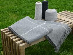 Plaid af vævet skandinavisk uld  140X240 cm. Varm grå/ råhvid naturfarve