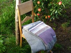 Plaid af vævet skandinavisk uld  140X240 cm. Varm grå/ med koks lyngfarvede striber