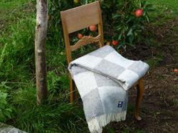 Plaid af vævet skandinavisk uld  140X240 cm. Varm grå/ råhvid naturfarve i tern