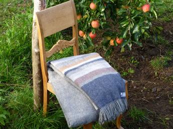 Plaid af vævet skandinavisk uld  140X240 cm. Varm grå/ med koks og safrangule striber