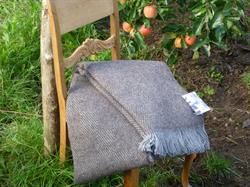 Plaid af vævet skandinavisk uld  140X240 cm. Varm grå/ brun sildebensmønster